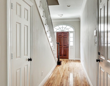 1933 Woodbury Street - Photo Thumbnail 5