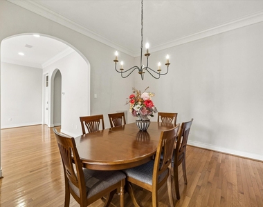 1933 Woodbury Street - Photo Thumbnail 15
