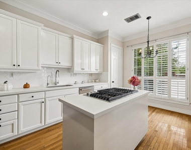 1933 Woodbury Street - Photo Thumbnail 10