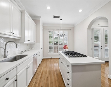 1933 Woodbury Street - Photo Thumbnail 3