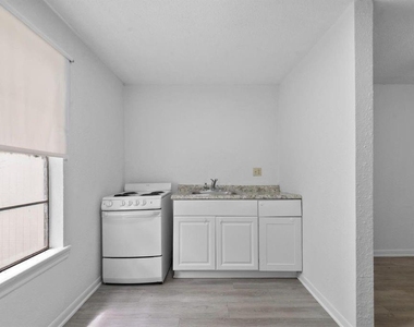 806 East Emily Avenue - Photo Thumbnail 1