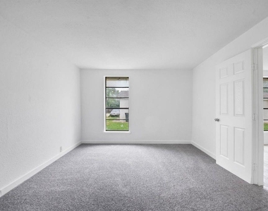 806 East Emily Avenue - Photo Thumbnail 3