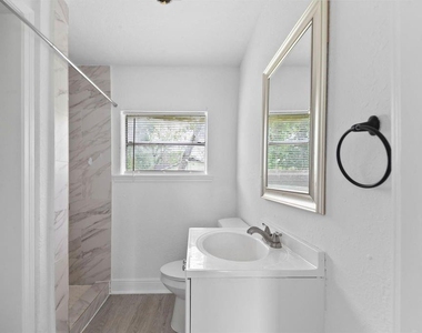 806 East Emily Avenue - Photo Thumbnail 5