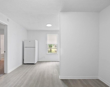 806 East Emily Avenue - Photo Thumbnail 2