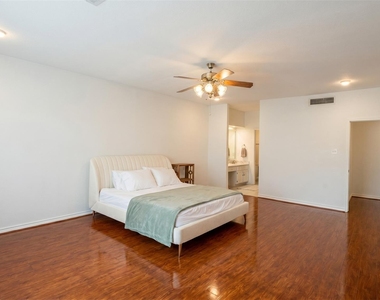 384 Wilcrest Drive - Photo Thumbnail 3