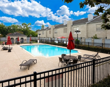 384 Wilcrest Drive - Photo Thumbnail 12