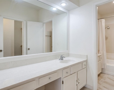 384 Wilcrest Drive - Photo Thumbnail 5