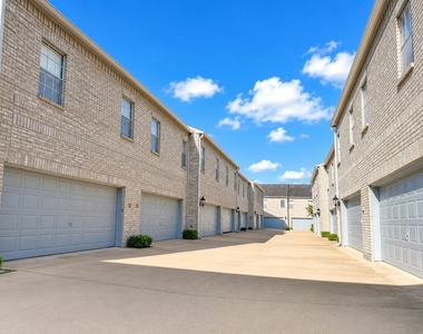 384 Wilcrest Drive - Photo Thumbnail 11