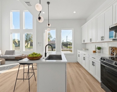5903 Doolittle Boulevard - Photo Thumbnail 2