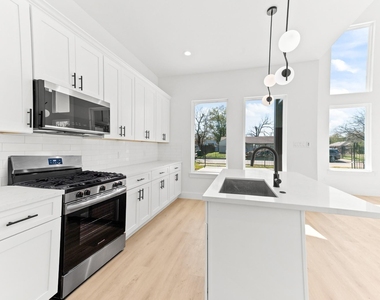 5903 Doolittle Boulevard - Photo Thumbnail 4