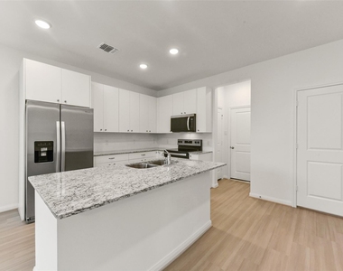 11938 Lakewood West Drive - Photo Thumbnail 6
