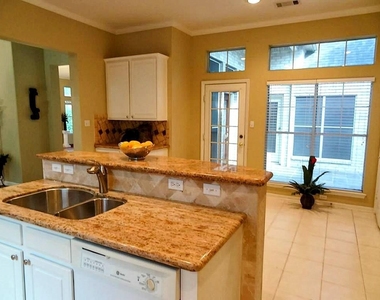10114 Crescent Bluff Lane - Photo Thumbnail 4