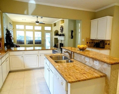 10114 Crescent Bluff Lane - Photo Thumbnail 6