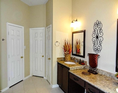 10114 Crescent Bluff Lane - Photo Thumbnail 28
