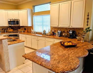 10114 Crescent Bluff Lane - Photo Thumbnail 5