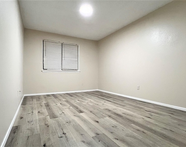 2130 Greenbriar Colony Drive - Photo Thumbnail 13