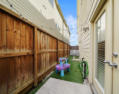 526 Westcross Street - Photo Thumbnail 4