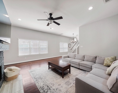 526 Westcross Street - Photo Thumbnail 7