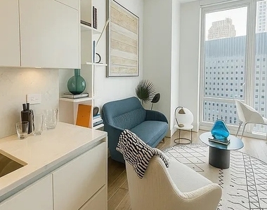 East 44th Street - Photo Thumbnail 2
