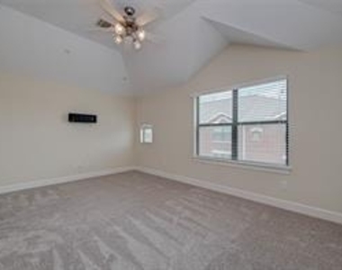 8715 Meadowcroft Drive - Photo Thumbnail 13