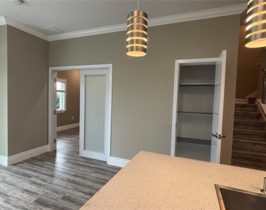 2021 Greenbriar Terrace - Photo Thumbnail 6