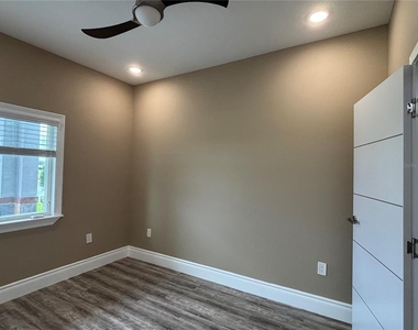 2021 Greenbriar Terrace - Photo Thumbnail 15