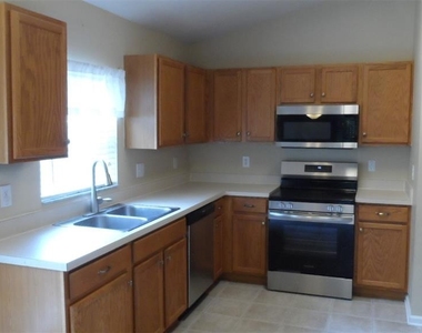 30709 Lanesborough Circle - Photo Thumbnail 4