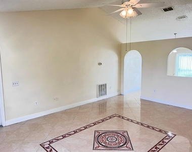 961 Derbyshire Drive - Photo Thumbnail 3