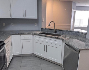 5530 Metrowest Boulevard - Photo Thumbnail 3
