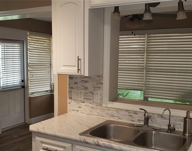 9142 Sw 82nd Terrace - Photo Thumbnail 8