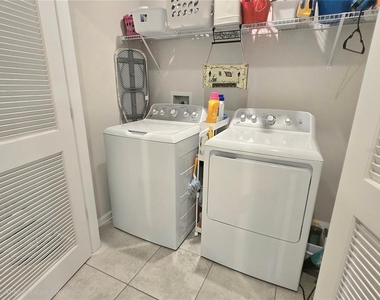 1121 Lexington Lane - Photo Thumbnail 7