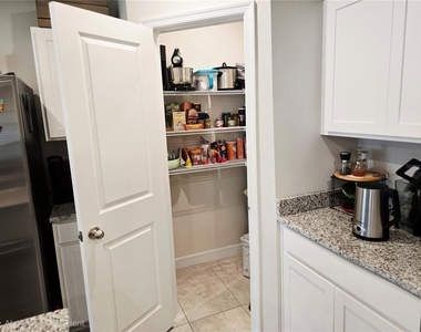 1121 Lexington Lane - Photo Thumbnail 7