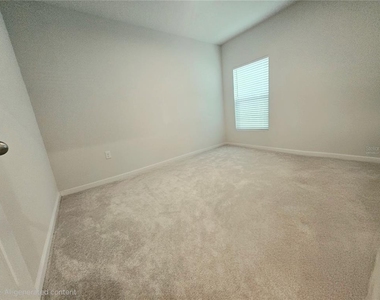 1121 Lexington Lane - Photo Thumbnail 18