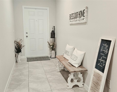 1121 Lexington Lane - Photo Thumbnail 3