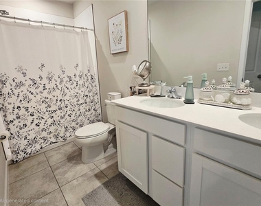 1121 Lexington Lane - Photo Thumbnail 16