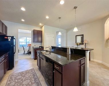 720 Parkmont Place - Photo Thumbnail 3