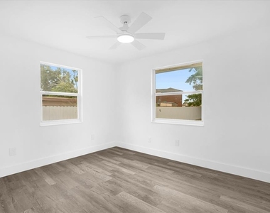 1730 Avenue C Ne - Photo Thumbnail 11