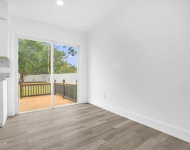 1730 Avenue C Ne - Photo Thumbnail 6