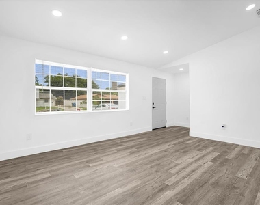 1730 Avenue C Ne - Photo Thumbnail 2