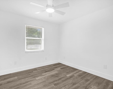 1730 Avenue C Ne - Photo Thumbnail 7