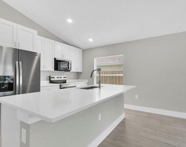 889 Dunbar Street - Photo Thumbnail 4