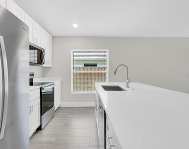 889 Dunbar Street - Photo Thumbnail 3