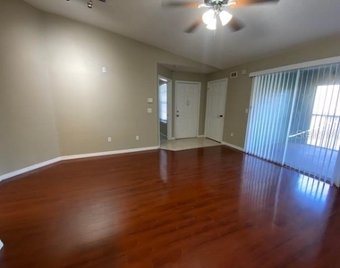 5028 Park Central Drive - Photo Thumbnail 5
