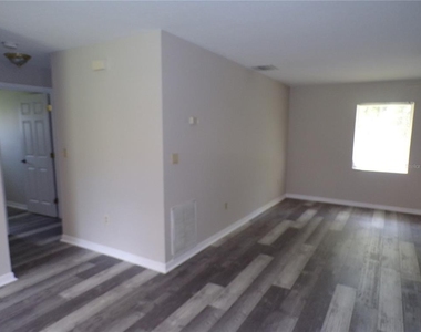 1088 Melville Road - Photo Thumbnail 5