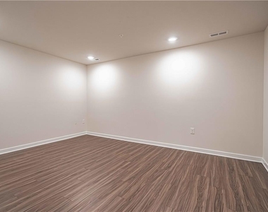 7640 Clayton Avenue - Photo Thumbnail 2