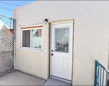 1212 N Laurel Street - Photo Thumbnail 2