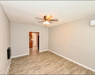 1212 N Laurel Street - Photo Thumbnail 5