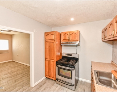 1212 N Laurel Street - Photo Thumbnail 10