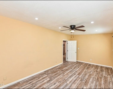1212 N Laurel Street - Photo Thumbnail 16