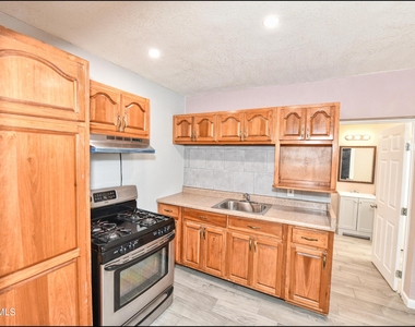 1212 N Laurel Street - Photo Thumbnail 8